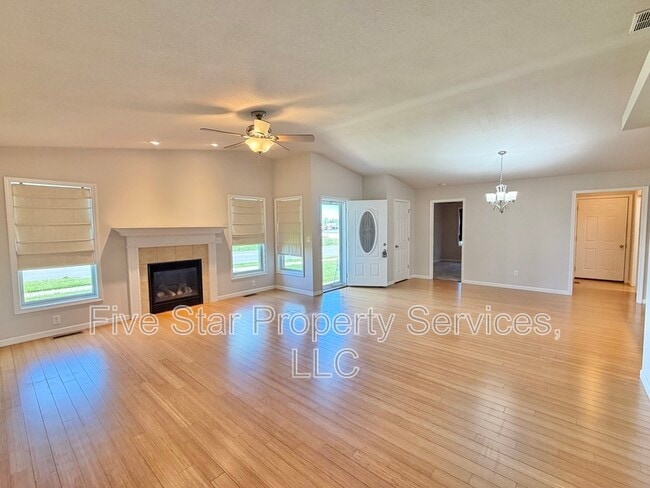 1400 School House Ln in Chatham, IL - Building Photo - Building Photo