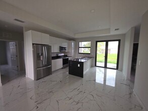 1035 Kismet Pkwy W in Cape Coral, FL - Building Photo - Building Photo