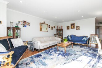 12 Bond St in Great Neck, NY - Building Photo - Building Photo