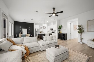 8906 Covenant Pl in Houston, TX - Foto de edificio - Building Photo