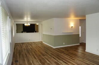 952 NE Netlam Ln in Oak Harbor, WA - Foto de edificio - Building Photo