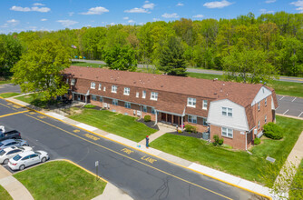 Foxwood Manor Apartments in Levittown, PA - Foto de edificio - Building Photo