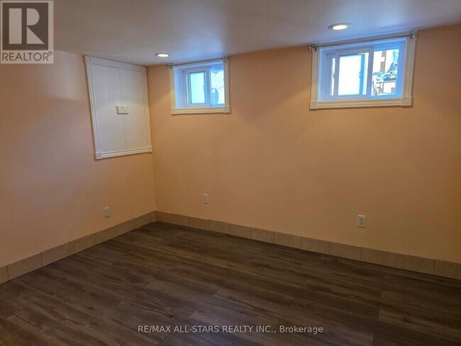 221 Elgin St W in Oshawa, ON - Building Photo - Building Photo