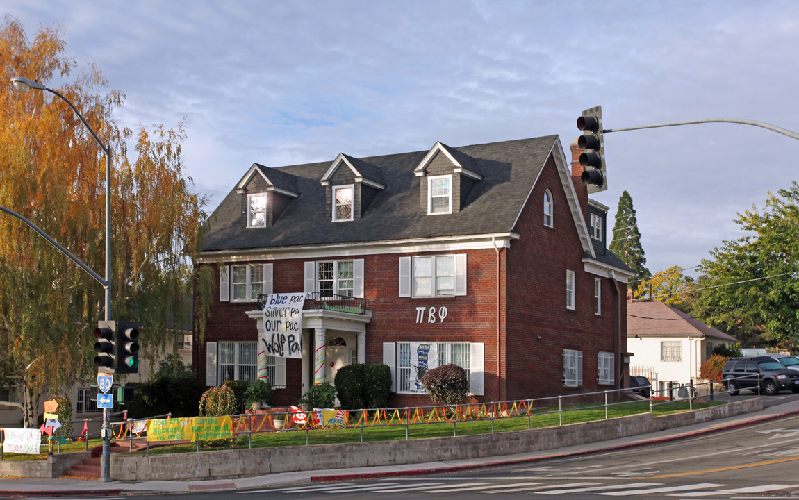 869 N Sierra St in Reno, NV - Foto de edificio