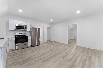 121 W Moore St, Unit B in Sherman, TX - Building Photo - Building Photo