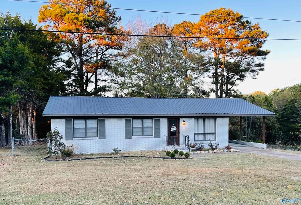 4812 Lloyd St in Guntersville, AL - Foto de edificio