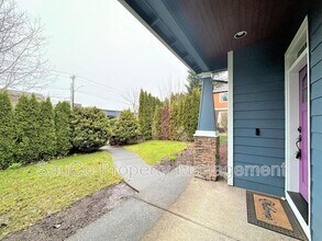 727 NE 65th Ct in Hillsboro, OR - Building Photo - Building Photo