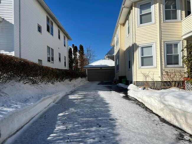 88 Greaton Rd, Unit 1 in Boston, MA - Foto de edificio - Building Photo