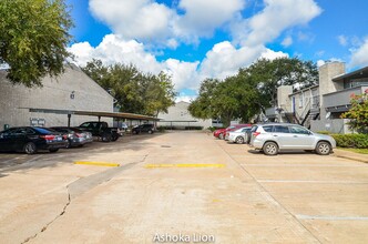 9700 Leawood Blvd in Houston, TX - Building Photo - Building Photo