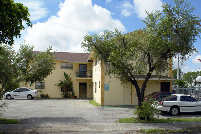 Westland Manor in Hialeah, FL - Foto de edificio - Building Photo