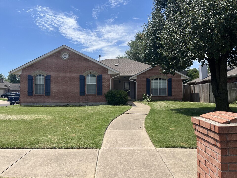 401 Whitehouse Ln in Edmond, OK - Building Photo