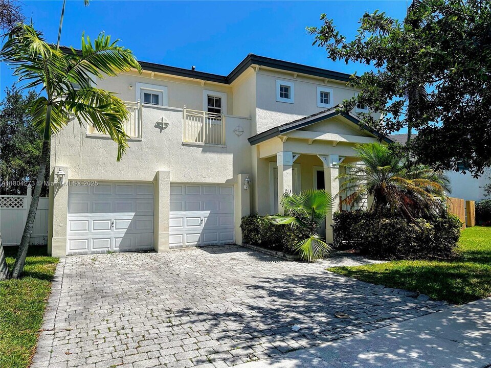215 NE 32nd Terrace in Homestead, FL - Building Photo