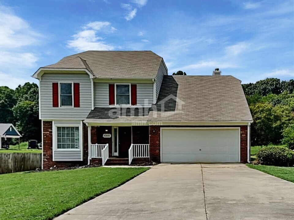 1305 Hanford Hills Rd in Graham, NC - Building Photo