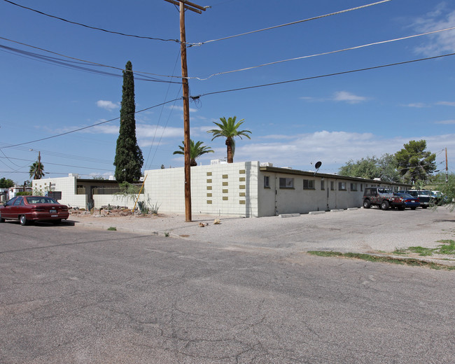 Hibiscus Gardens Apartments in Tucson, AZ - Foto de edificio - Building Photo