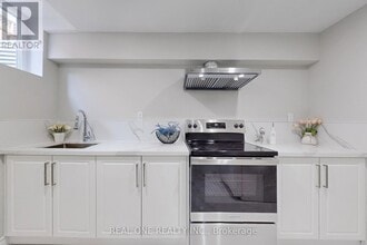 27 Gladiola Ct in Whitby, ON - Building Photo - Building Photo