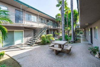 The Lakewood Apartments in Downey, CA - Foto de edificio - Other