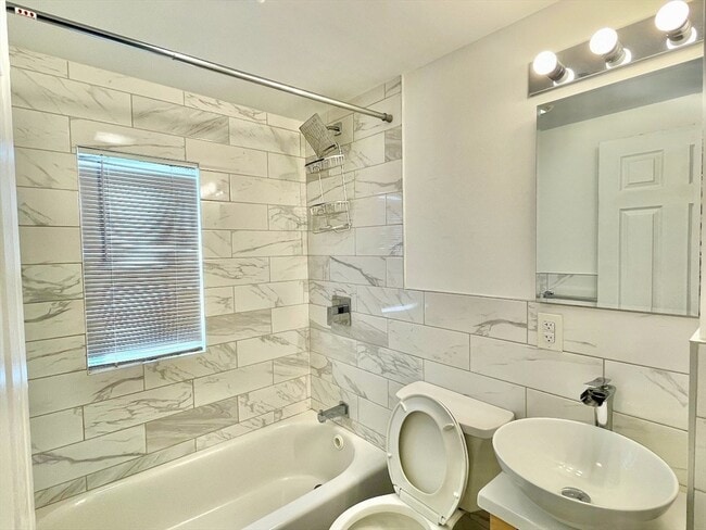 157 Columbia St, Unit #3 in Malden, MA - Foto de edificio - Building Photo