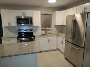 2021 Wellington Rd in West Palm Beach, FL - Building Photo - Building Photo