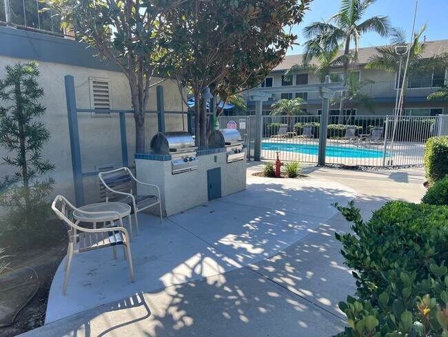 Pointe Mesa in Costa Mesa, CA - Building Photo - Building Photo