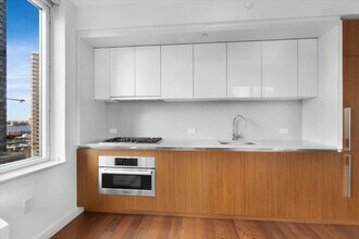 605 W 42nd St in New York, NY - Building Photo - Building Photo