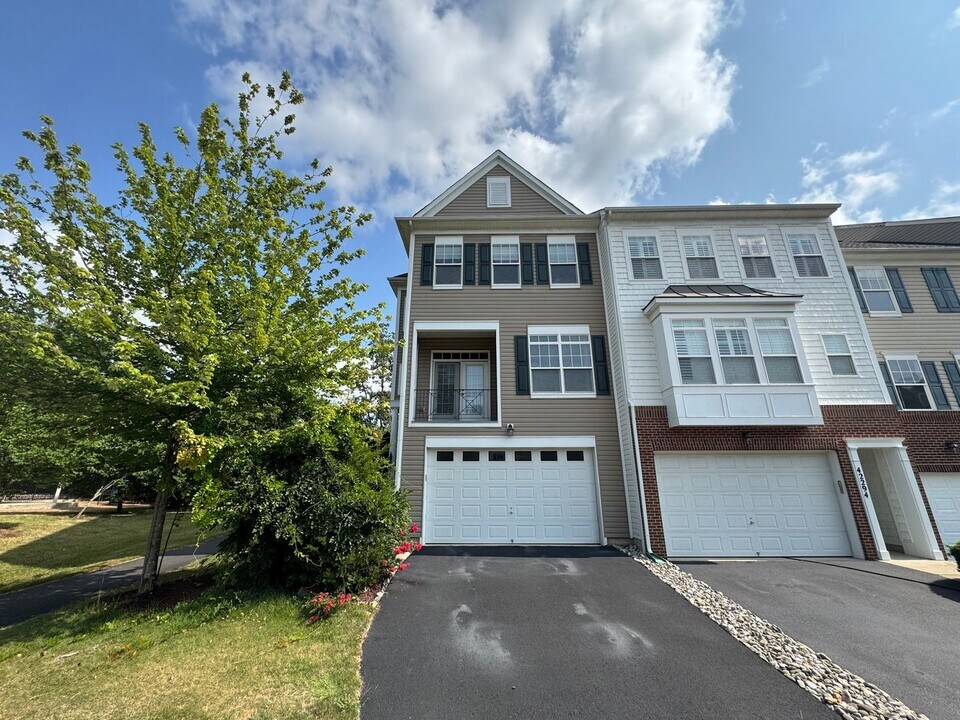 42292 Shoover Square in Chantilly, VA - Building Photo