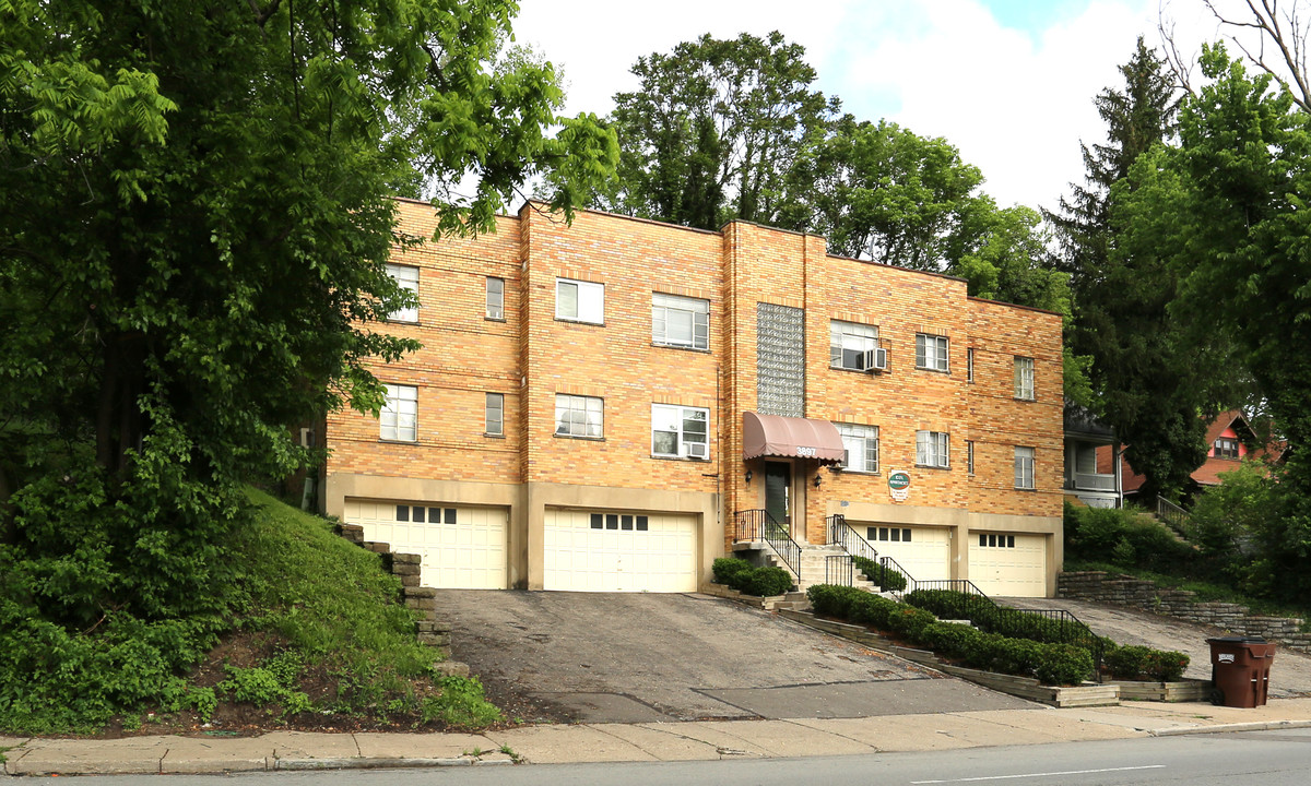 3897 Vine St in Cincinnati, OH - Foto de edificio