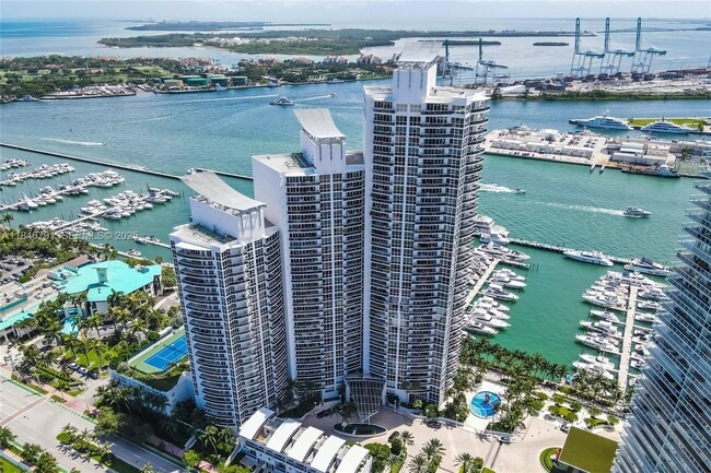 400 Alton Rd in Miami Beach, FL - Building Photo - Building Photo