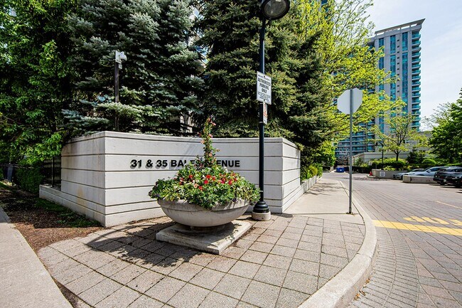 31-631 Bales Ave in Toronto, ON - Building Photo - Building Photo