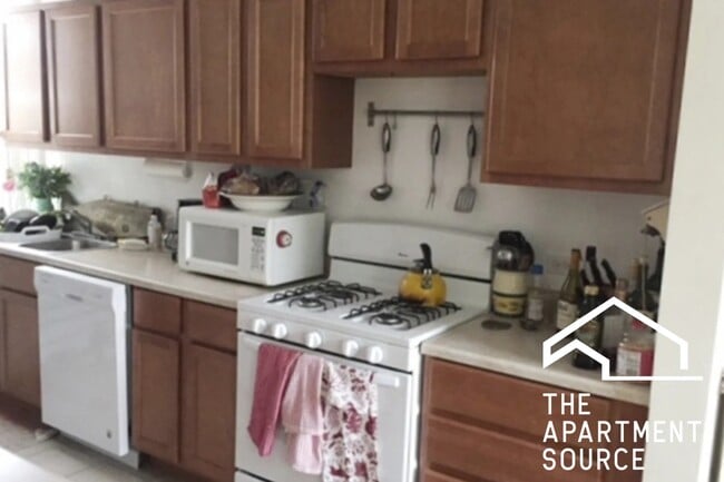 918 Green Bay Rd, Unit 2L in Winnetka, IL - Building Photo - Building Photo