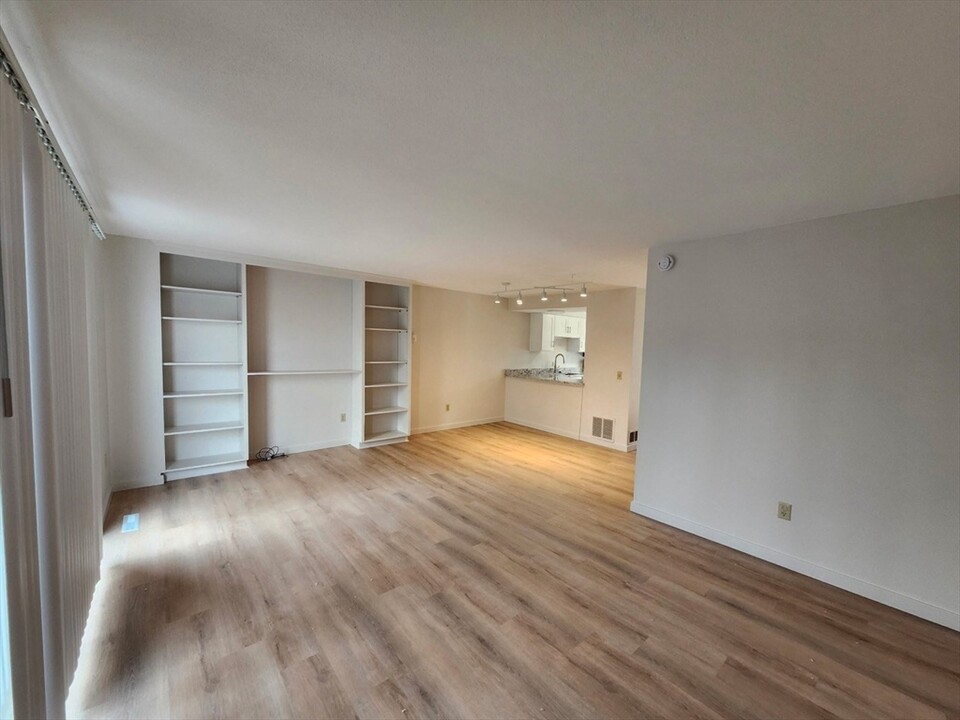 10 Winston Ct in Amherst, MA - Building Photo