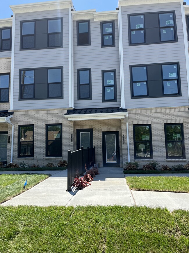 1105 Greenwich Dr in West Windsor, NJ - Building Photo - Building Photo