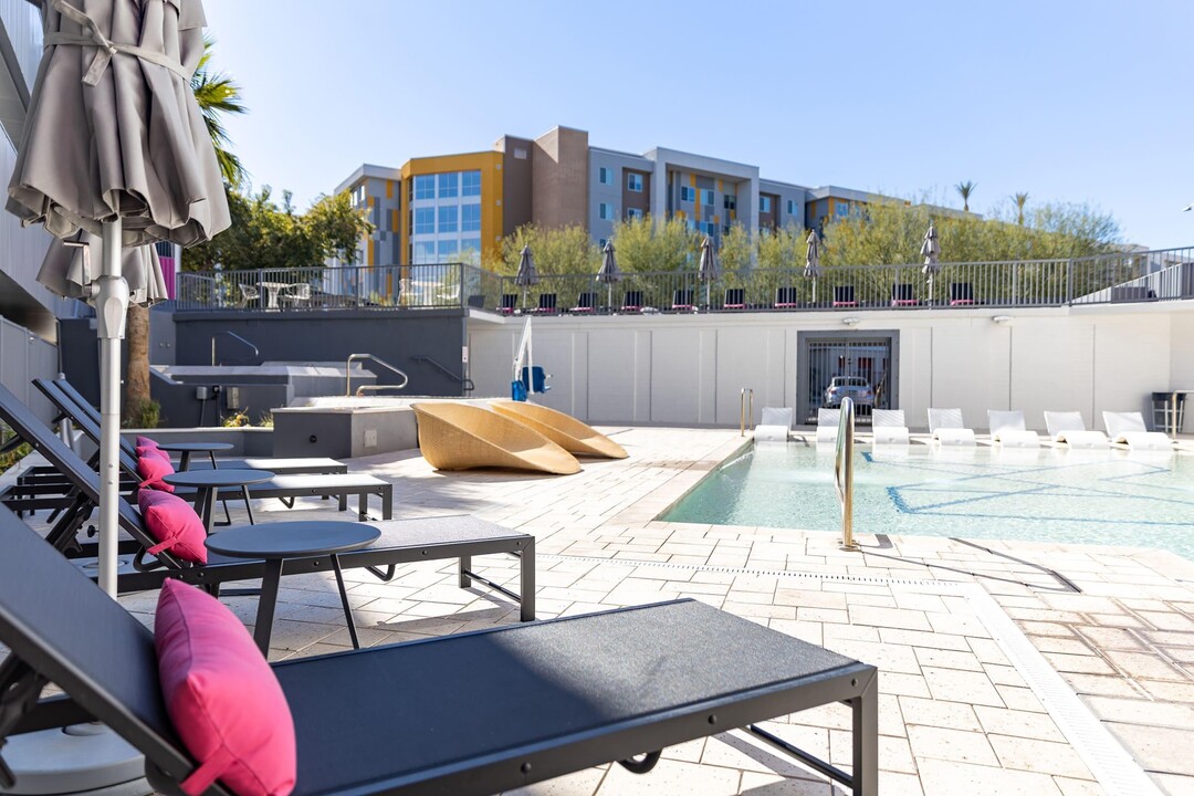 University Valley Apartments in Tempe, AZ - Building Photo