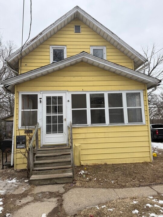 1121 Fairview Ave in Rockford, IL - Building Photo