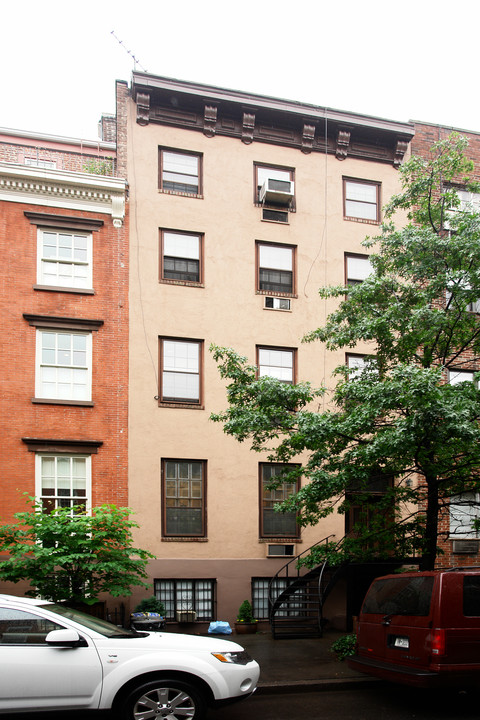 321 W 22nd St in New York, NY - Building Photo