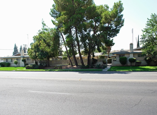 1425 W Clinton Ave in Fresno, CA - Foto de edificio - Building Photo