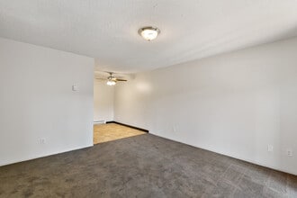 11540 Pinehurst Way NE, Unit 310 in Seattle, WA - Building Photo - Building Photo