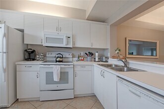 992 Woodshire Ln in Naples, FL - Building Photo - Building Photo