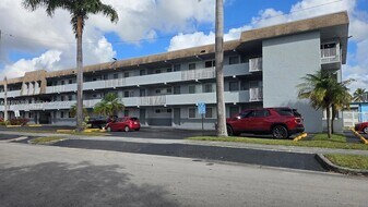 11005 SW 1st St, Unit 203 in Miami, FL - Building Photo