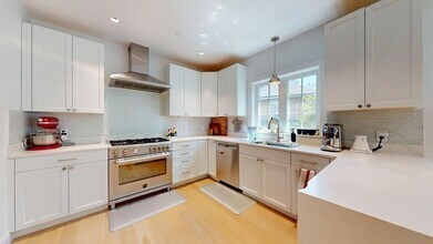21 Crowninshield Rd in Brookline, MA - Foto de edificio - Building Photo