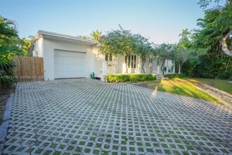 355 Redwood Ln in Key Biscayne, FL - Building Photo - Building Photo