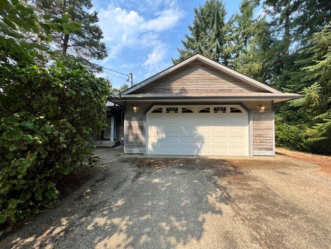 821 Shorewood Dr in Parksville, BC - Building Photo - Building Photo