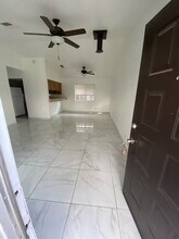 1034 Kaweah St in Hanford, CA - Foto de edificio - Building Photo