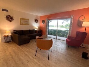 2733 S Oakland Forest Dr in Oakland Park, FL - Building Photo - Building Photo