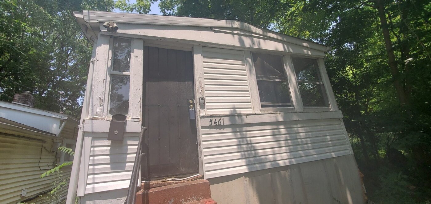 5461 Hamilton Ave in Jennings, MO - Building Photo