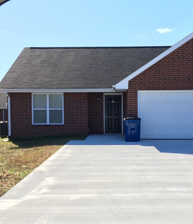 32 Sunshine Ln in Manchester, TN - Building Photo