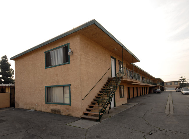 9331 Washburn Rd in Downey, CA - Foto de edificio - Building Photo