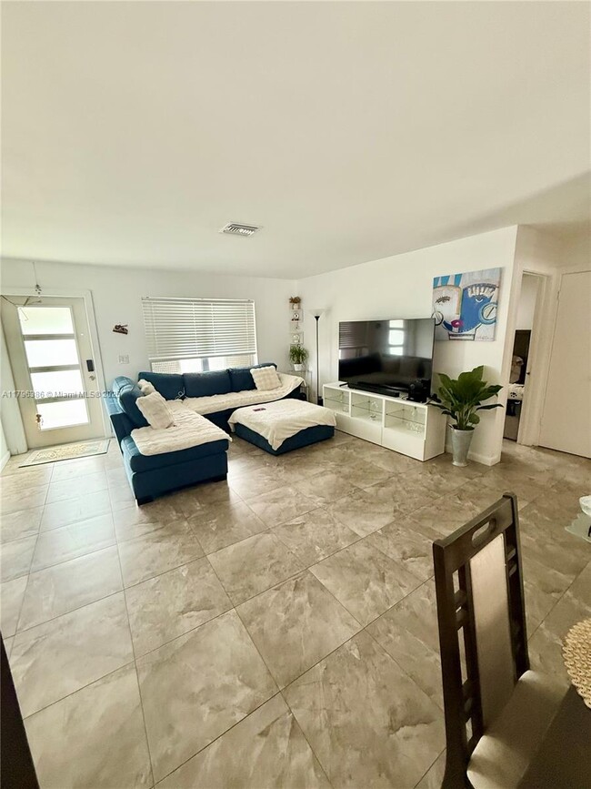2213 Cleveland St in Hollywood, FL - Building Photo - Building Photo