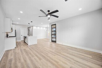 2446 Carmel St-Unit -B in Houston, TX - Building Photo - Building Photo