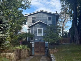 107 Waterview Dr in Sound Beach, NY - Building Photo