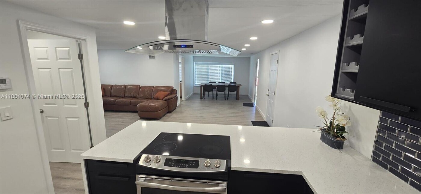 5310-5323 SW 23rd Terrace in Fort Lauderdale, FL - Building Photo